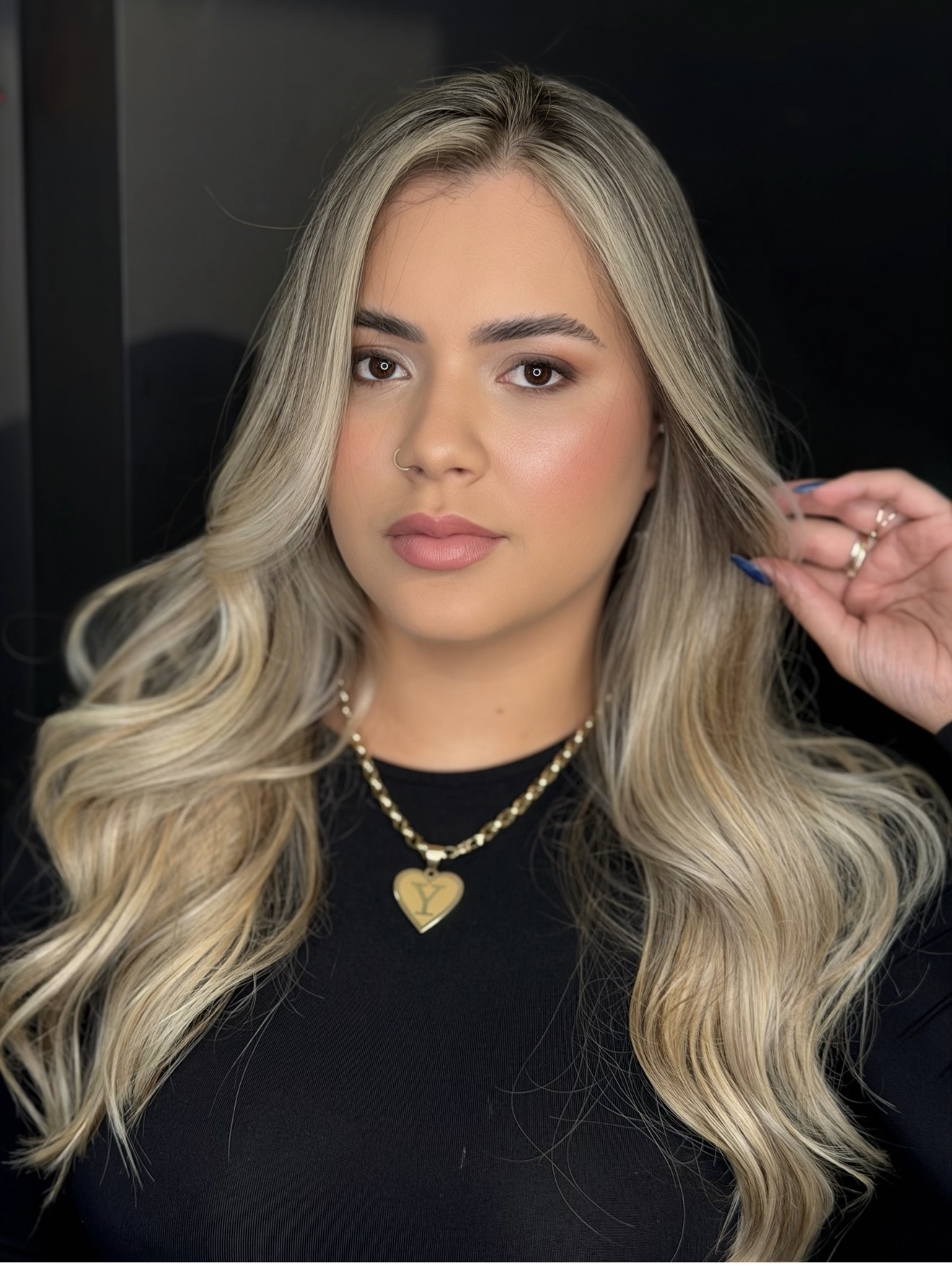 Blonde wavy hair, front view